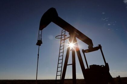 1682482911 Algeriatoday oil 420x280 - النفط يتكبد خسائر بأكثر من 2 بالمئة وسط توقعات برفع الفائدة