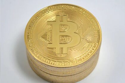 1682485476 bitcoin2 420x280 - ارتفاع عملة البيتكوين بنسبة 2.65% لتصل إلى 30222 دولارًا في الـ24 ساعة الماضية