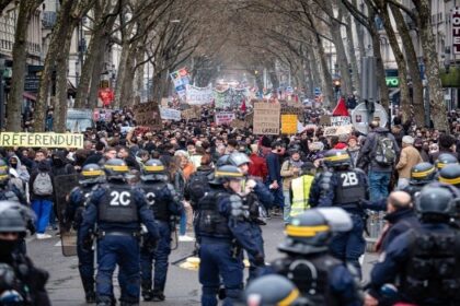 2PGRBFE march2023 420x280 - الفرنسيون يضربون الملاعق بالأواني احتجاجًا على خطاب ماكرون