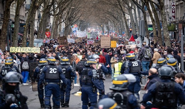 2PGRBFE march2023 - الفرنسيون يضربون الملاعق بالأواني احتجاجًا على خطاب ماكرون