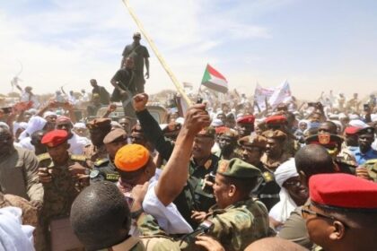 sudannee 420x280 - القوات المسلحة السودانية تُعلن التصدي لهجوم بمحيط القيادة العامة وتعرض البنك المركزي للنهب