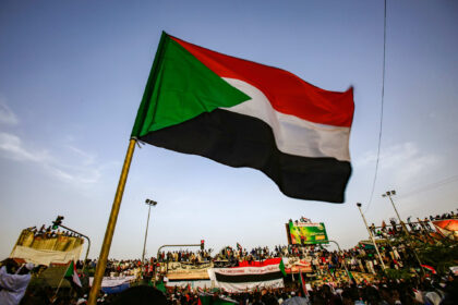 237929 420x280 - هدوء حذر غداة اشتباكات ليلية.. أكثر من نصف مليون شخص فروا من السودان