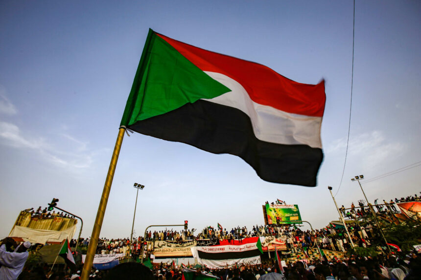 237929 860x573 - هدوء حذر غداة اشتباكات ليلية.. أكثر من نصف مليون شخص فروا من السودان