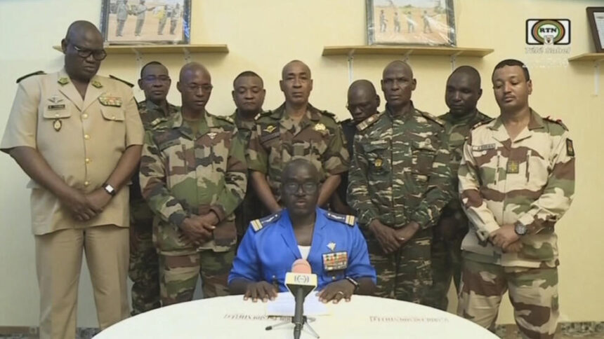 Niger 3 860x484 - عسكريون يعلنون إغلاق الحدود وحظر تجوال.. أول تعليق لرئيس النيجر بعد عزله