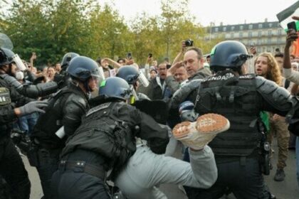 231014 170222 331 420x280 - باريس: الشرطة الفرنسية تقـ.ـمع مسيرة مناصرة لغزة